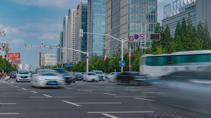 城市交通延时车水马龙快节奏红绿灯压车行驶