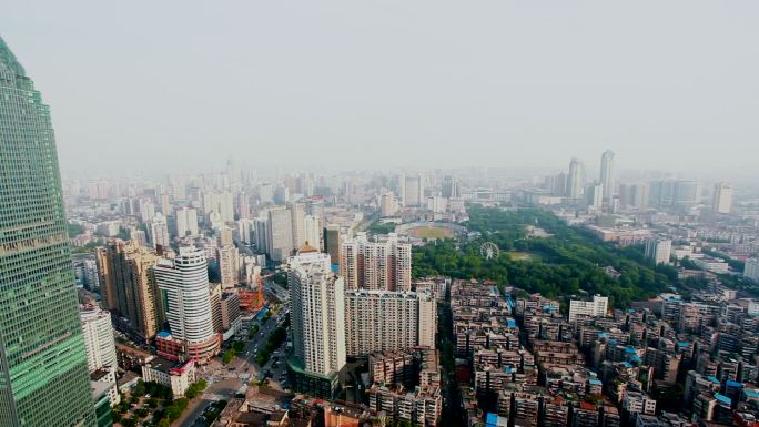 武汉天悦外滩金融中心大楼鸟瞰建筑群 车流