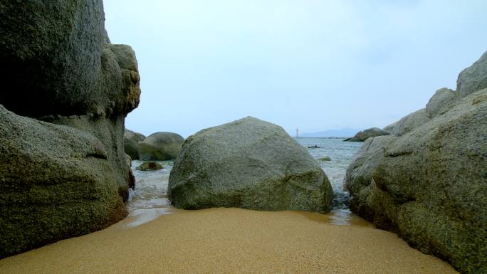 阴天多云海景 大海岸边岩石 海浪拍打礁石