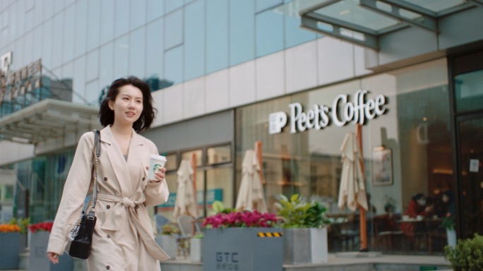 美女逛街 上班 商务女性 逛街 咖啡