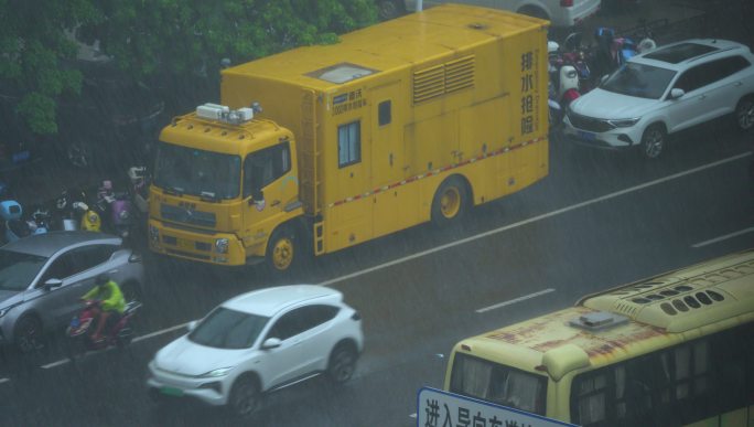 城市道路雨景