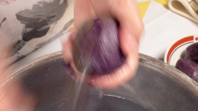 清洗紫土豆 (1)
