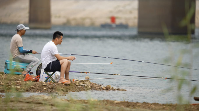 4K湘江河边钓鱼的市民