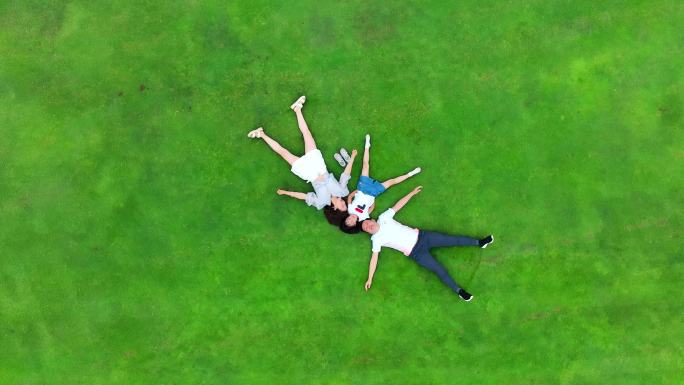 一家人在草地上玩耍 大海草坪 亲子 自然