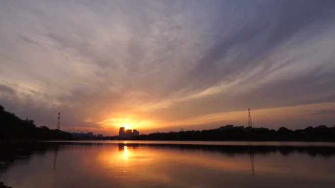 河边晚霞夕阳西下落日暮色苍茫夕阳西斜暮色