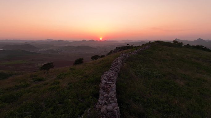 航拍辽宁葫芦岛植股山长城夕阳