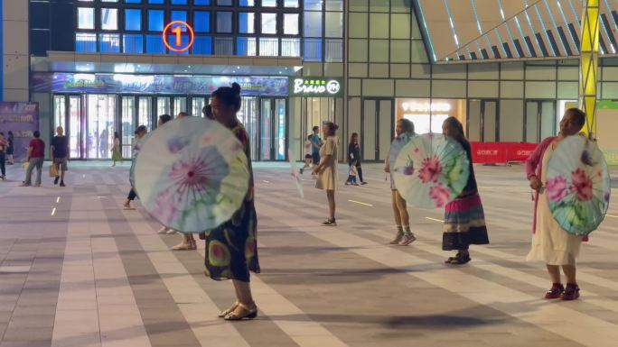 夜晚广场跳舞民族风的阿姨1