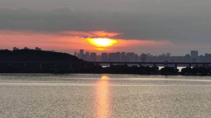 武汉汤逊湖长岛武咸城际铁路长焦风景航拍