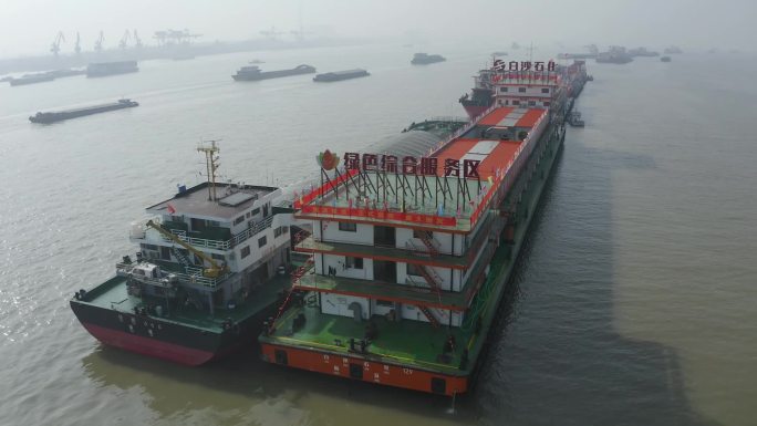 长江文化水上服务区水上母港船舶加油