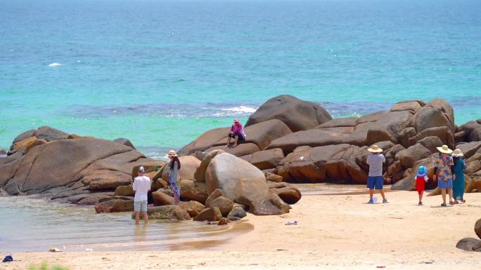 海边沙滩游客大石头