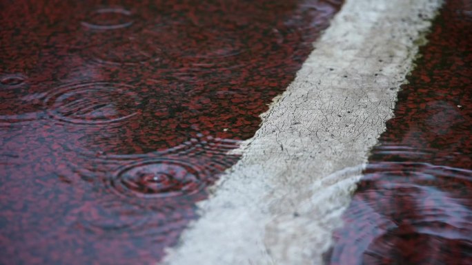 下雨天路面积水雨滴打在地面上水花