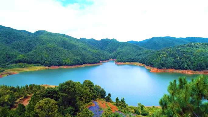 迷雾湖泊黄草坝水库素材