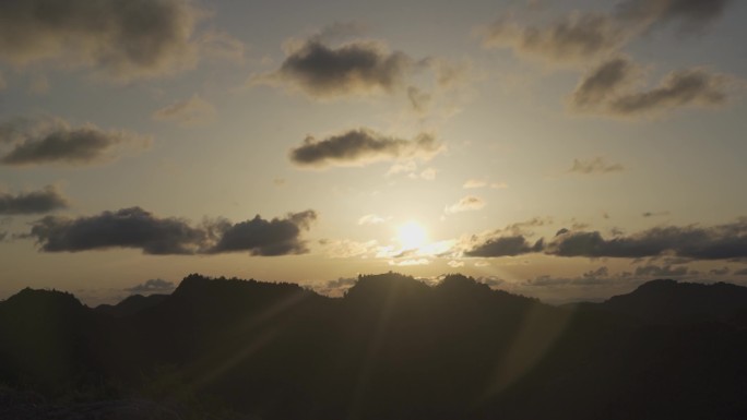 夕阳西下云层翻滚延时日落延时唯美太阳余晖