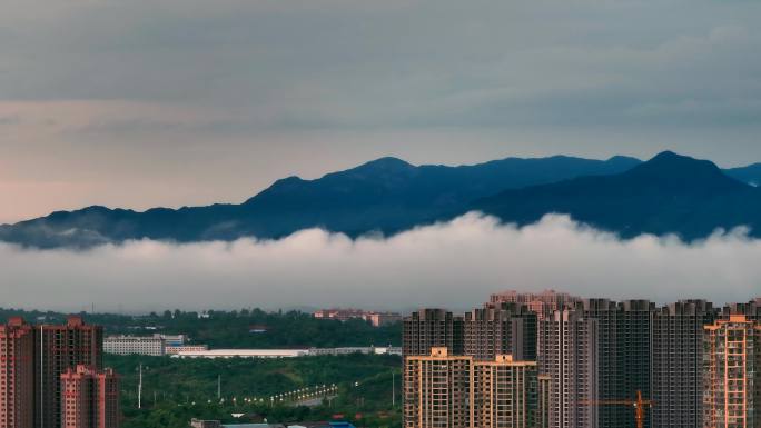 长焦航拍衡阳城市和远处的岣嵝峰云海