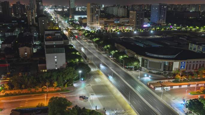 夜晚俯视城市车水马龙车轨