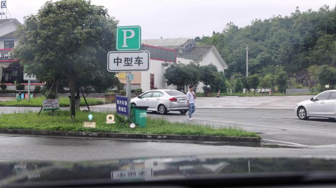 司机在高速路服务区停车休息