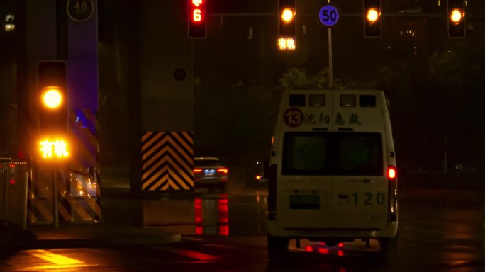 城市立交桥交通救护车路口雨夜