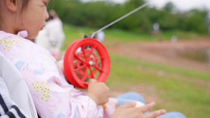 小孩子户外露营放风筝