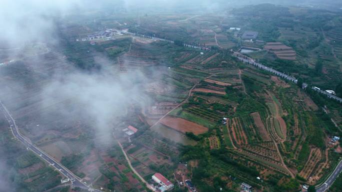 航拍杨家山里 农村国道大雾团雾