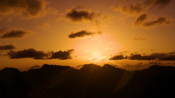 日落夕阳火烧云云层翻滚落日延时拨云见日