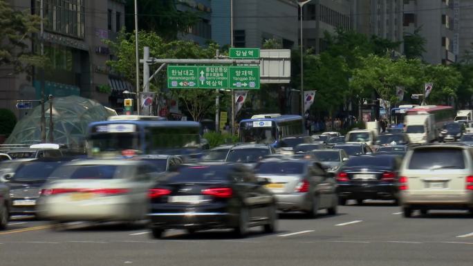 韩国城市十字路口车辆穿梭