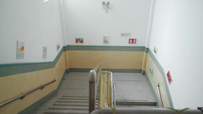 教室楼梯上下扶梯步道