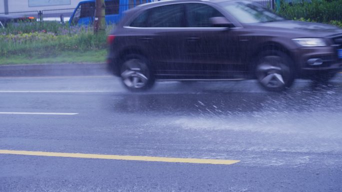 雨中快速行驶的车辆