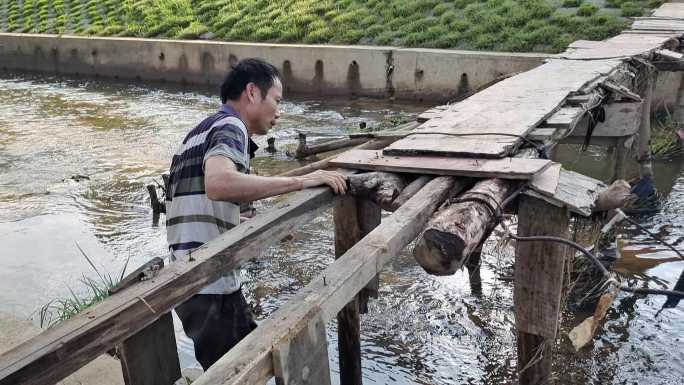 村民出行难自发修桥临建小木桥