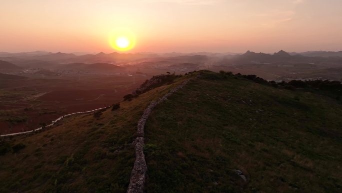 航拍辽宁葫芦岛植股山长城夕阳