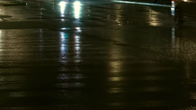 雨夜马路汽车行驶