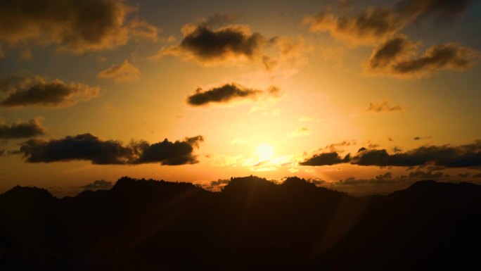 夕阳西下云层翻滚延时日落延时唯美太阳余晖