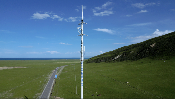 草原上的5G中国移动信号发射塔通讯基站