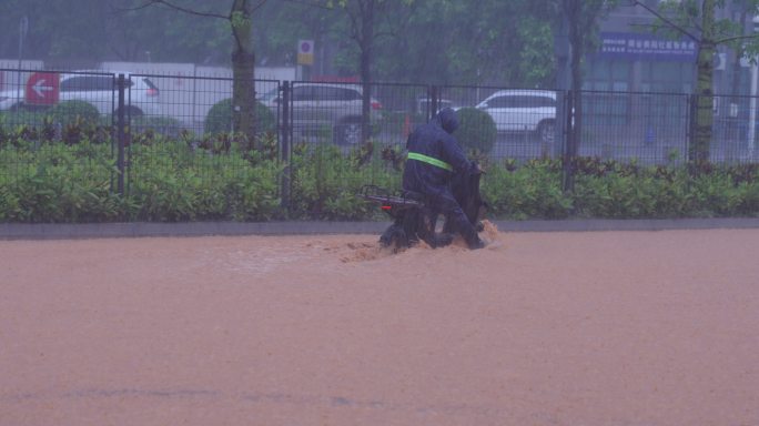 城市洪水  车辆涉水  暴雨中前行