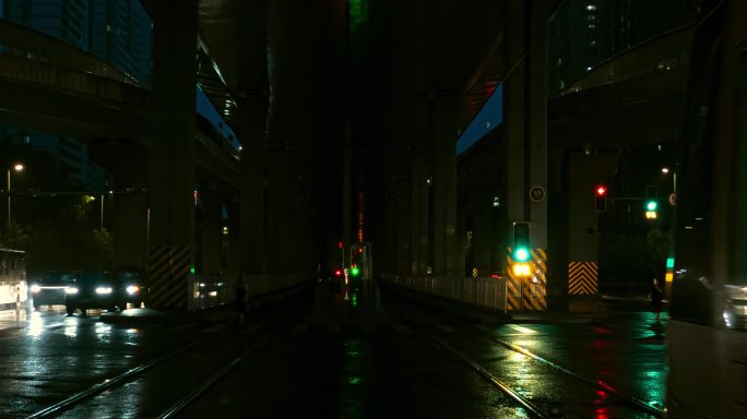 城市立交桥轻轨进站交通车辆路口雨夜
