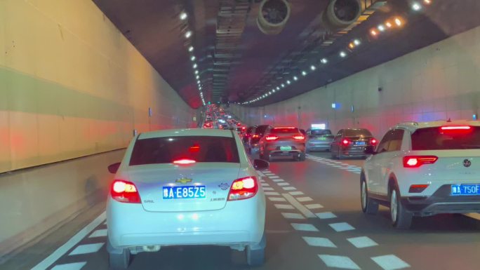 郑州堵车缓行下穿隧道车窗视角