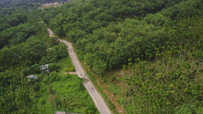 越野摩托在山地丛林穿梭