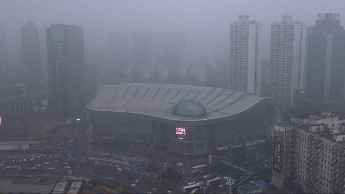 俯拍武汉光谷广场雨天雾天人流车流 组镜