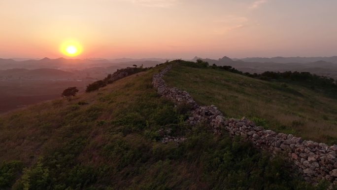 航拍辽宁葫芦岛植股山长城夕阳