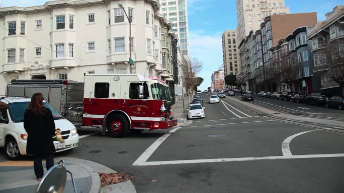 美国旧金山街道消防救火车鸣笛经过