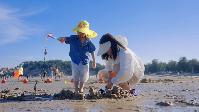 海边玩水夏季海边游泳沙滩海水亲子热浪沙滩