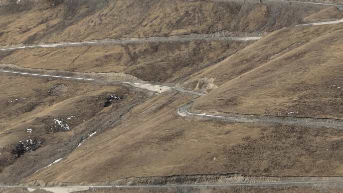 汽车在盘山公路上行驶航拍