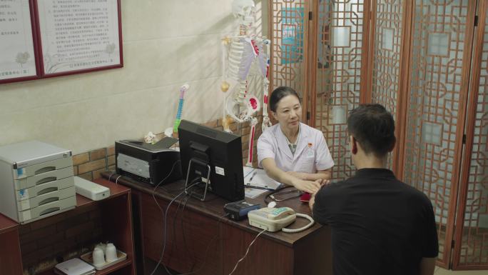 女中医女教授把脉号脉诊疗