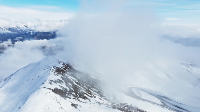 云雾缭绕的夹金山川西高原雪山航拍风景