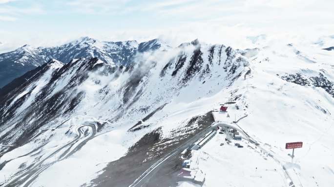 川西雪山航拍风景夹金山垭口美丽自然风光