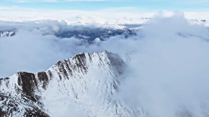 美丽夹金山航拍云雾缭绕的雪山风景