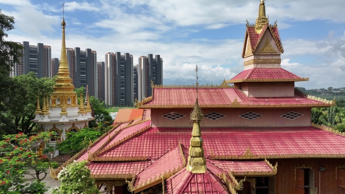 传统傣族佛寺与现代城市住宅区
