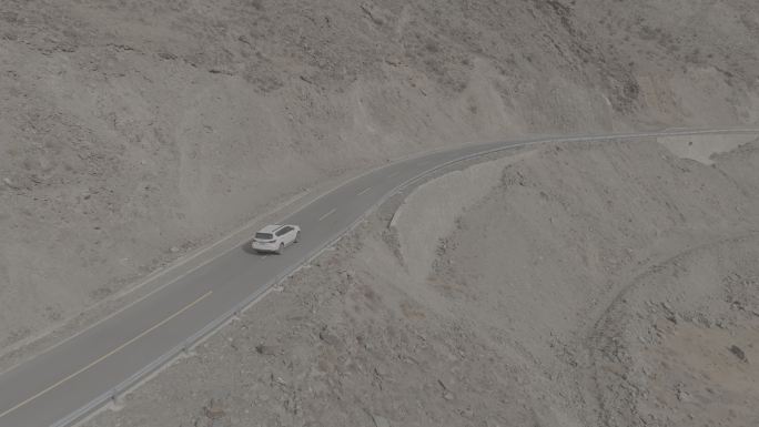 汽车行驶在山间公路上航拍