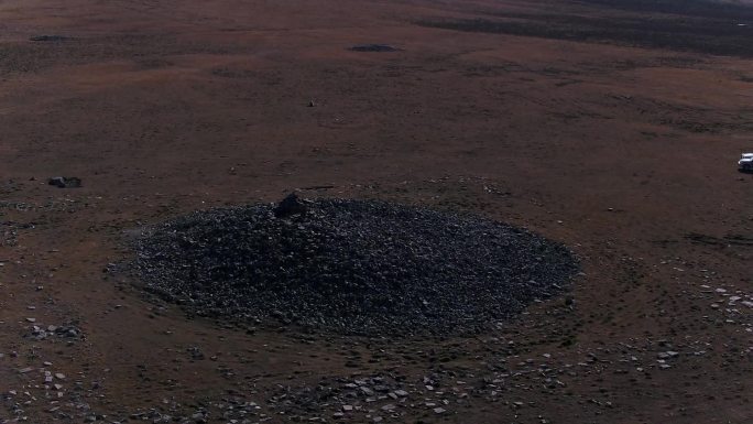 s3赛尔山胡须墓百米外巨型石堆航拍