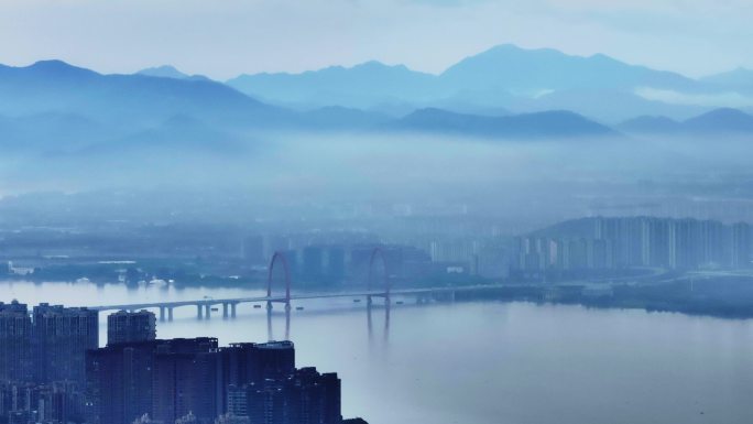 4K航拍烟雾缥缈的杭州钱塘江之江大桥