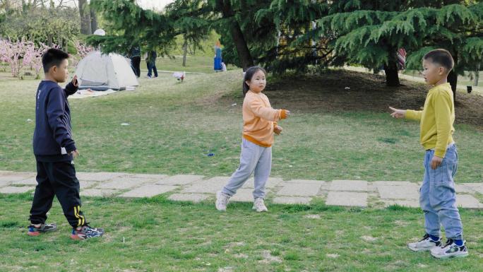 小朋友在公园玩游戏玩耍奔跑玩闹打闹木头人